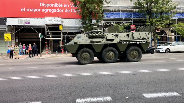 Un blindado del Ejército por las calles de Madrid
