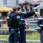 Agentes de policía en el lugar del atentado