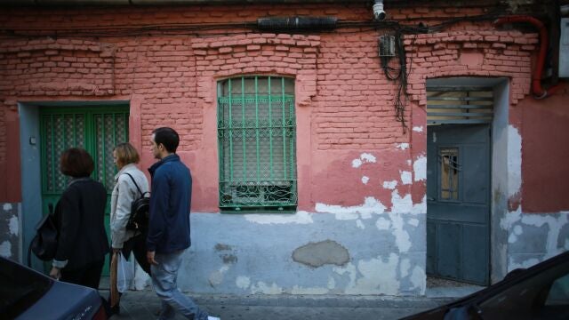 La emblemática fachada de Peironcely 10, inmortalizada por la cámara de Robert Capa en noviembre de 1936