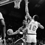 Eddie Johnson, en un partido con Atlanta Hawks ante Bob Lanier, de Milwaukee Bucks.