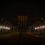 La Avenida de la Reina María Cristina vacía al inicio del primer toque de queda.