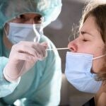 Un sanitario realiza una prueba PCR a un paciente