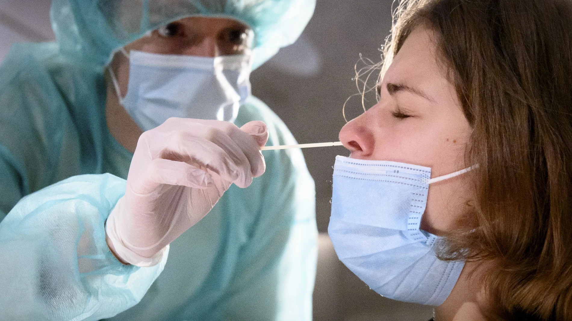 Un sanitario realiza una prueba PCR a un paciente