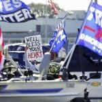 Banderas de partidarios de Trump y Biden hoy en Florida.