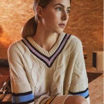 En Stradivarius hemos encontrado el cárdigan, el chaleco y el vestido de estilo universitario que te va a enamorar.