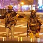 Dos agentes de la Policía de Austria hacen guardia durante un control levantado en la capital, Viena, con motivo del atentado terrorista