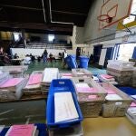 Trabajadores procesan las papeletas de voto por correo en el polideportivo de la Universidad de West Cheste.