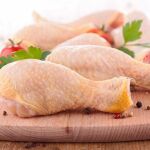 Muslos de pollo crudo.