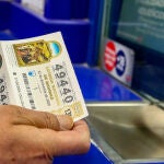 Una persona compra un décimo para el Sorteo Extraordinario de la Lotería de Navidad 2020