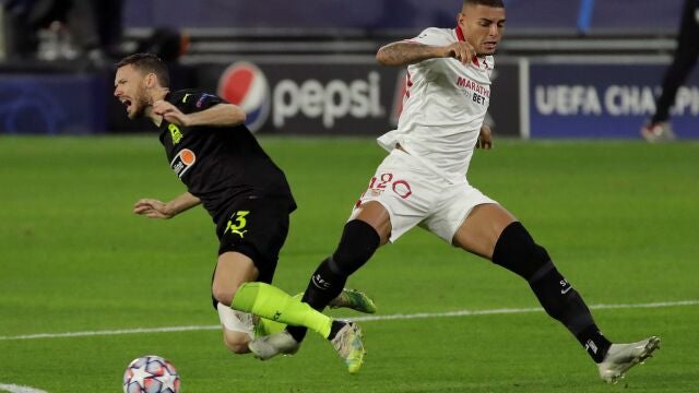 Diego Carlos con el Sevilla.