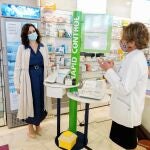 La presidenta de la Comunidad de Madrid, Isabel Díaz Ayuso en su visita a una farmacia del centro de Madrid.
