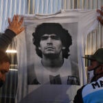 Seguidores de Diego Maradona, en la Clínica Los Olivos, donde se recupera el Diez.