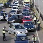 Un control policial esta mañana en Santiago de Compostela. El presidente de la Xunta, Alberto Núñez Feijóo, ha anunciado este miércoles que establecerá a partir del viernes a las 15:00 horas y durante un mes el cierre de actividades no esenciales, incluida la hostelería, y el cierre perimetral para el 60 por ciento de la población gallega. EFE/Lavandeira jr