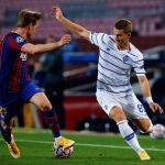 De Jong trata de quitarle el balón a Vladyslav Supriaha en el partido de Champions entre el Barcelona y el Dinamo de Kiev