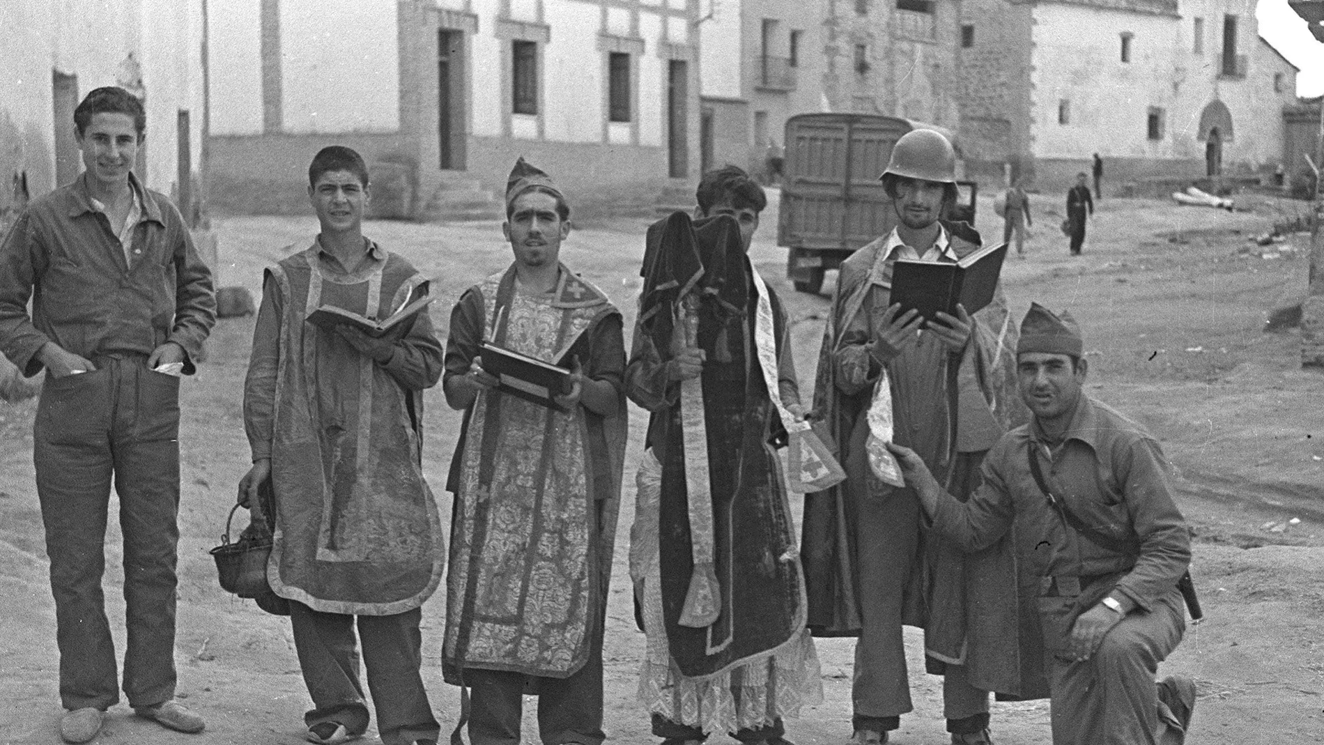 Milicianos disfrazados con vestiduras religiosas tras el saqueo de la iglesia de un pueblo aragonés.