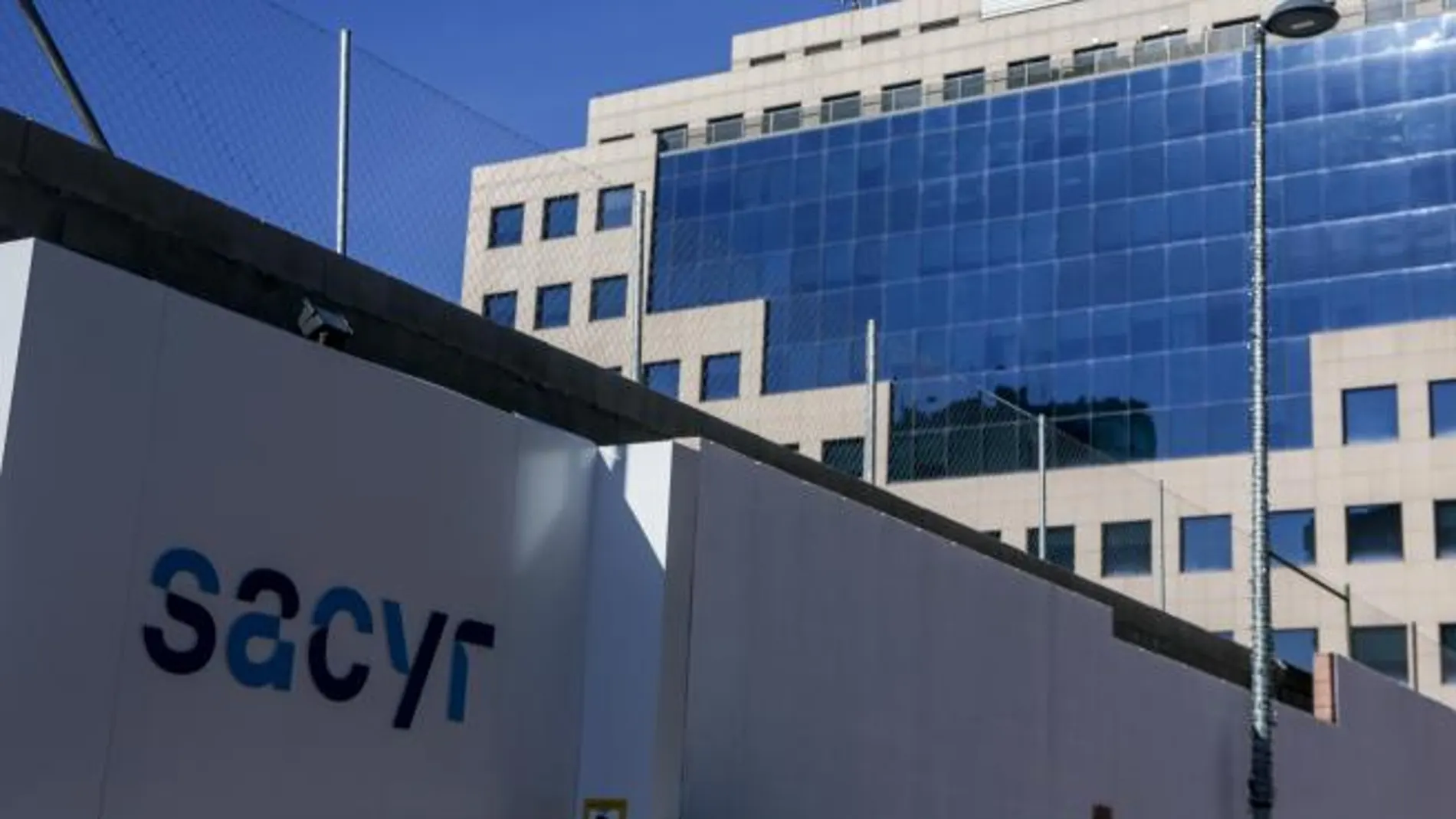 Edificio con el logo de Sacyr