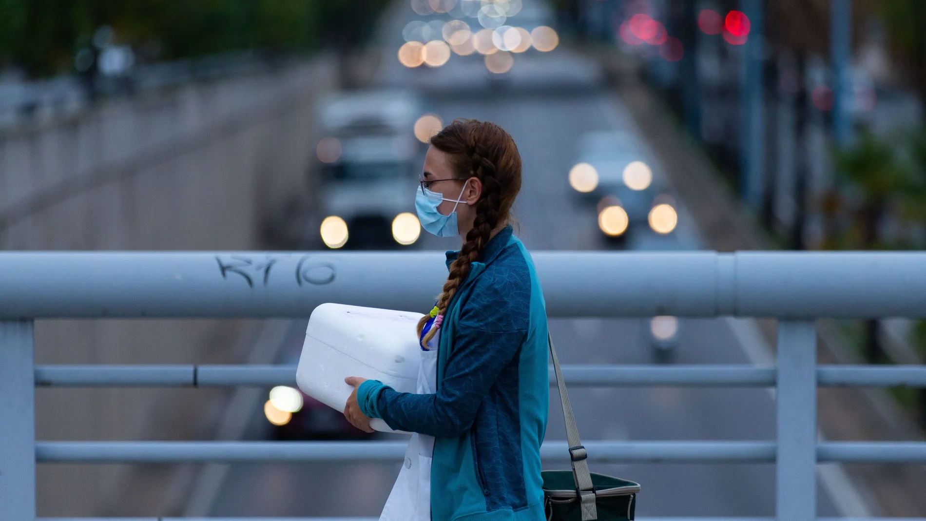 GRAFCAT4036. BARCELONA, 05/11/2020.- Una sanitaria camina por un puente sobre la Ronda de Dalt de Barcelona, este jueves, cuando las autoridades sanitarias y los expertos que les asesoran confían en que Cataluña ya ha superado el pico de la segunda ola de COVID tras el descenso paulatino de su velocidad de contagio, pero no bajarán la guardia y prorrogarán otros 15 días, a partir del lunes, el toque de queda nocturno. EFE/Enric Fontcuberta