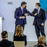 El presidente de la Generalitat, Ximo Puig, saluda con el codo al presidente del Gobierno, Pedro Sánchez
