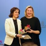 La consejera de Familia e Igualdad de Oportunidades, Isabel Blanco, entrega un distintivo "ÓPTIMA" del pasado año