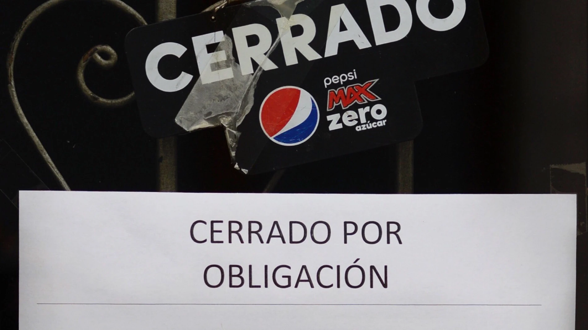 VALLADOLID, 06/11/2020.- Desde esta medianoche y durante 14 días Castilla y León tendrá cerrada la hostelería, restauración y centros comerciales, y los centros deportivos cerrados, y no se podrán visitas las residencias, medidas que se suman al cierre perimetral de la Comunidad y el toque de queda entre las diez de la noche y las 6 de la mañana. Un cartel anuncia el cierre en un bar de Valladolid, este viernes. EFE/NACHO GALLEGO