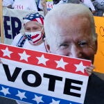 Marcha de partidarios de Biden en Washington mientras continua el recuento de votos.