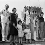 Carmen Polo, viuda de Franco, su hermana Isabel (detrás), acompañada de su yerno el Marqués de Villaverde (dc), con sus bisnietos Franciso y Alfonso (delante), y sus nietos, Merry, Jaime y Arancha que sujeta al bisnieto más pequeño Francisco de Borja; observan la llegada del helicóptero que lleva a los Reyes al Pazo de Meirás