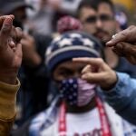 Un seguidor de Biden y otro de Trump se encaran ayer por los resultados en Michigan