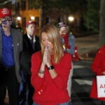 Una seguidora de Trump en Atlanta mientras escucha la comparecencia del presidente