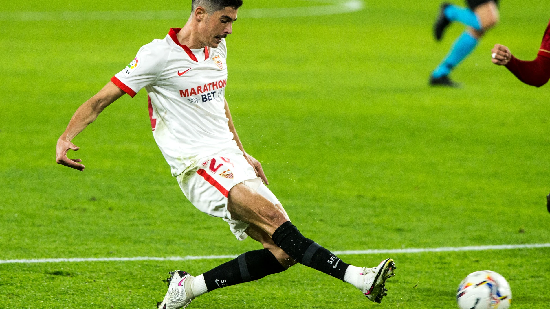 Carlos Fernández con el Sevilla.