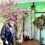 El novelista junto al gato doméstico que protagoniza su libro
