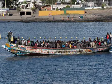 Foto de archivo de un cayuco EFE/ Miguel Barreto Foto de archivo de un cayuco EFE/ Miguel Barreto