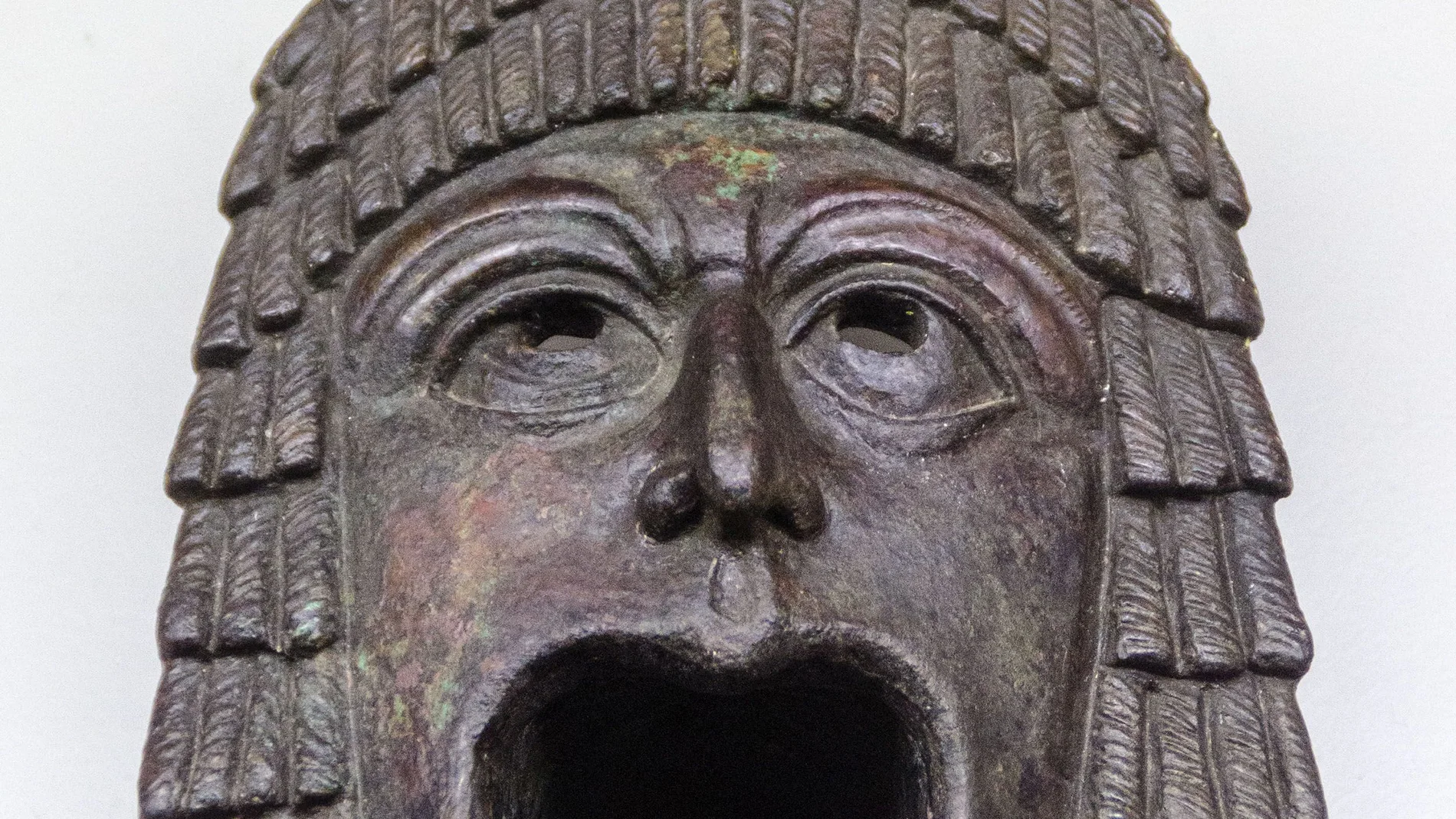 Aplique decorativo de bronce en forma de máscara de teatro trágico