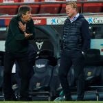 Pellegrini habla con Koeman durante el Barcelona-Betis