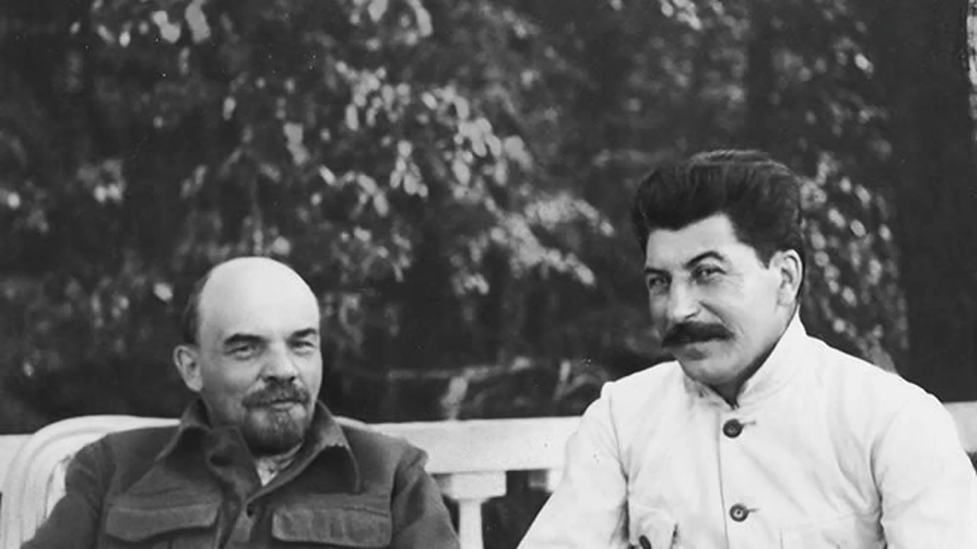 Lenin (izda.) nombró a Stalin secretario general del Partido Comunista