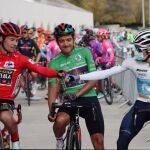 Roglic, Carapaz y Enric Mas, antes de la salida de la última etapa de la Vuelta