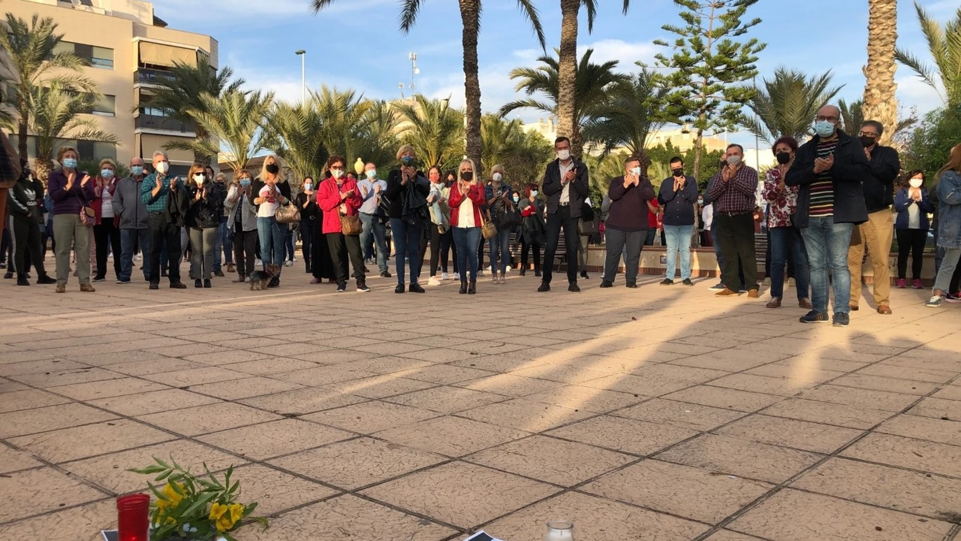 Vecinos de la pedanía de La Hoya de Elche se concentran en repulsa de la muerte de una vecina