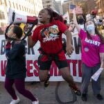 Shaqualla Johnson salta durante la celebración de los resultados de la elecciones, en Detroit.