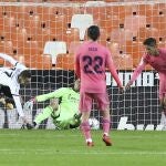 Varane intenta sacar la pelota cuando ya había entrado en la portería