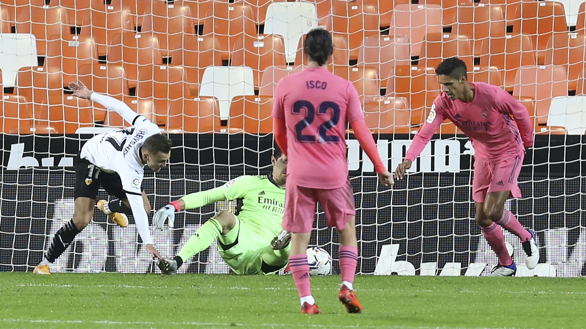 Varane intenta sacar la pelota cuando ya había entrado en la portería