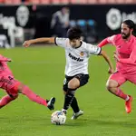El jugador del Valencia CF, Kang In entre Sergio Ramos (i) e Isco (d) , del Real Madrid, durante el partido correspondiente a la 9º jornada de LaLiga jugado en el campo de Mestalla (Valencia).EFE/ Kai Försterling