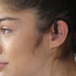 Marina, la hija de David, muestra el dispositivo desarrollado por su padre que advierte de las crisis de epilepsia entre 1 y 3 minutos antes de que ocurran