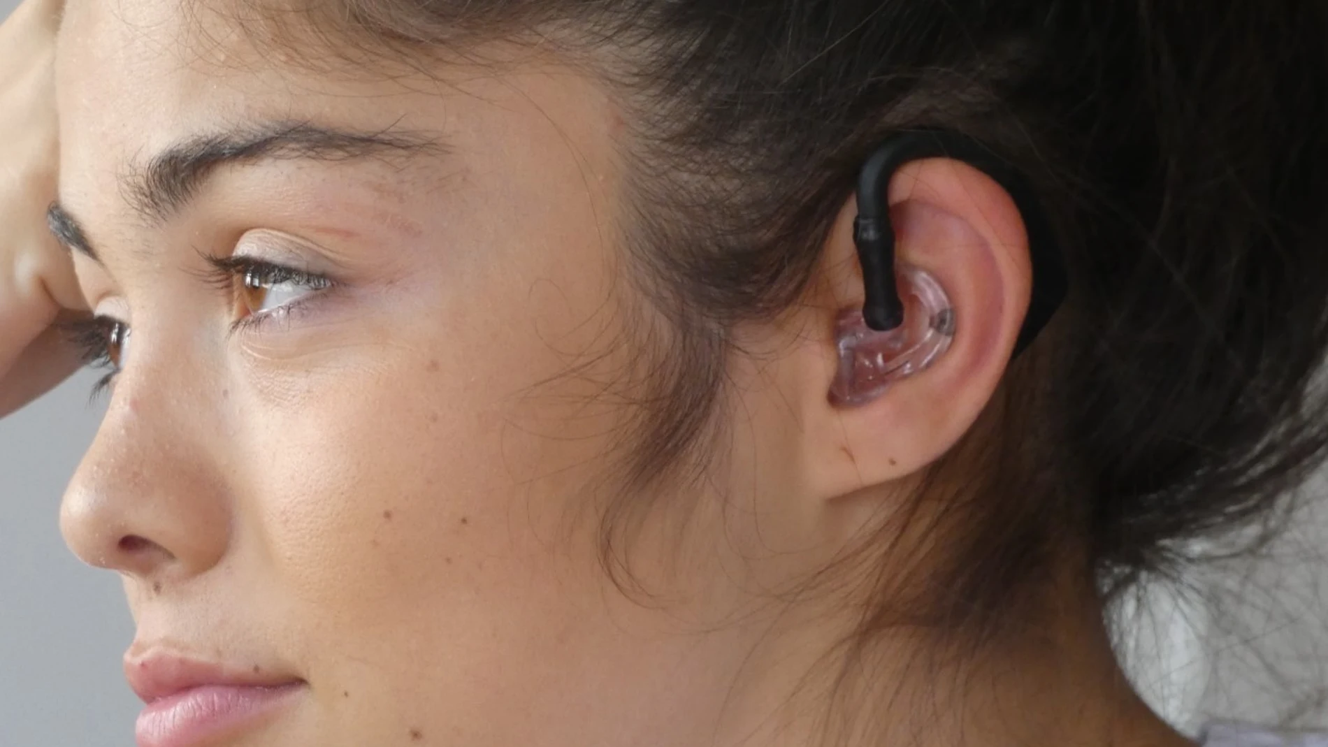 Marina, la hija de David, muestra el dispositivo desarrollado por su padre que advierte de las crisis de epilepsia entre 1 y 3 minutos antes de que ocurran