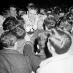 Heinsohn celebra con los aficionados de los Celtics uno de los ocho anillos que ganó con la franquicia de Boston