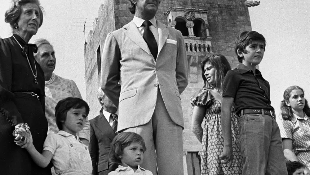 Carmen Polo, viuda de Franco, su hermana Isabel (detrás), acompañada de su yerno el Marqués de Villaverde (dc), con sus bisnietos Franciso y Alfonso (delante), y sus nietos, Merry, Jaime y Arancha que sujeta al bisnieto más pequeño Francisco de Borja; observan la llegada del helicóptero que lleva a los Reyes al Pazo de Meirás
