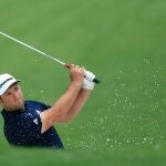 Jon Rahm golpea una bola durante su sesión de práctica del martes en el Augusta National