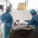 Enfermeras atienden a un paciente de COVID-19 en la UCI del Hospital Reina Sofía de Murcia