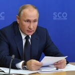 Sochi (Russian Federation), 10/11/2020.- Russian President Vladimir Putin attends a meeting of the Council of Heads of State of the Shanghai Cooperation Organisation (SCO) via videoconference in the Black sea resort of Sochi, Russia, 10 November 2020. (Rusia) EFE/EPA/ALEXEI NIKOLSKY / SPUTNIK / KREMLIN POOL MANDATORY CREDIT
