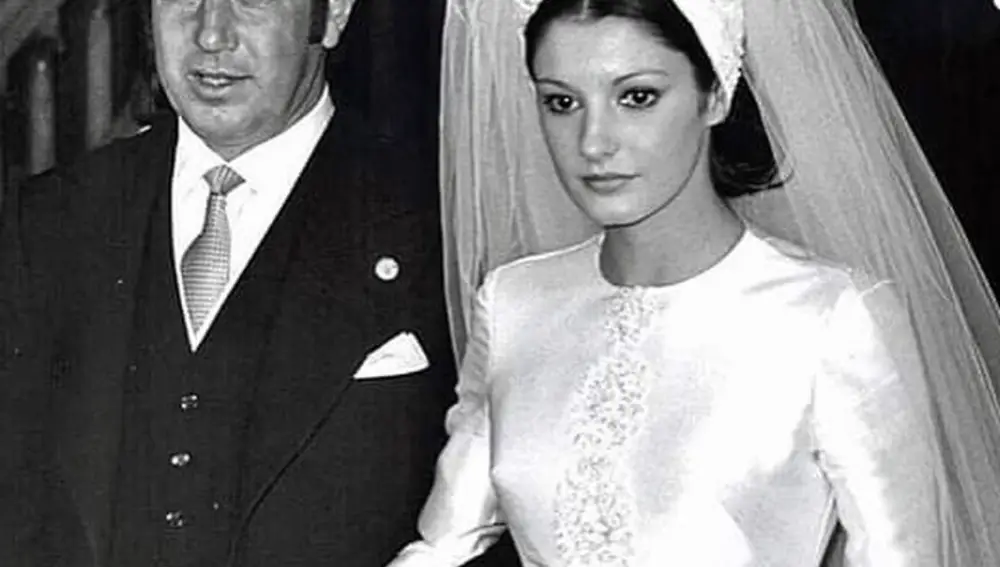 Carmen con su padre, Antonio Ordóñez, el día de su boda con Paquirri