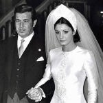 Carmen con su padre, Antonio Ordóñez, el día de su boda con Paquirri