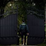 Un agente de la Guardia Civil accede al Pazo de Meirás